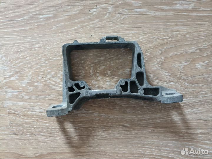 Подушка двигателя крепление