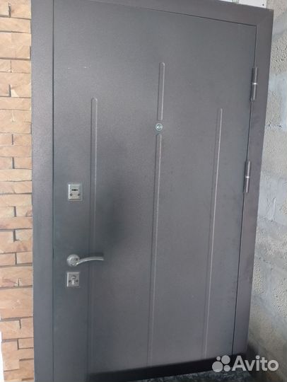Дверь входная металлическая б/у