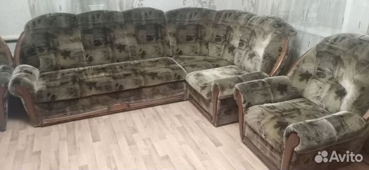 Угловой диван и 2 кресла