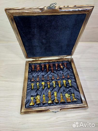 Шахматы инкрустированные янтарем. арт 108