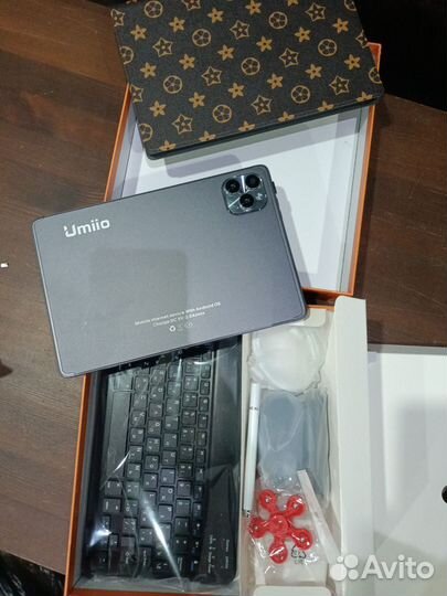 Планшет новый Umiio i15 Pro с клавиатурой мышкой