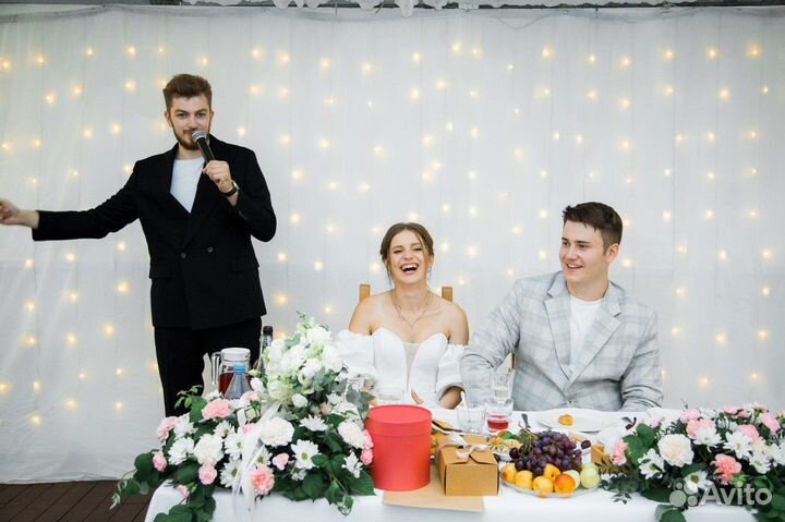 Ведущий Александр Дик