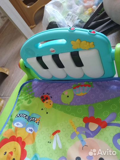 Развивающий коврик fisher price и погремушки
