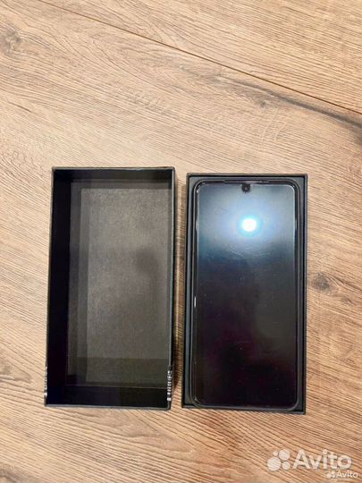 Samsung Galaxy S21, 8/256 ГБ