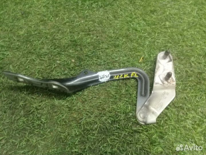 Петля капота передняя левая Ford Focus 2 CB4