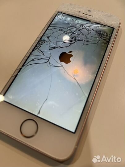 Телефон iPhone se 2016