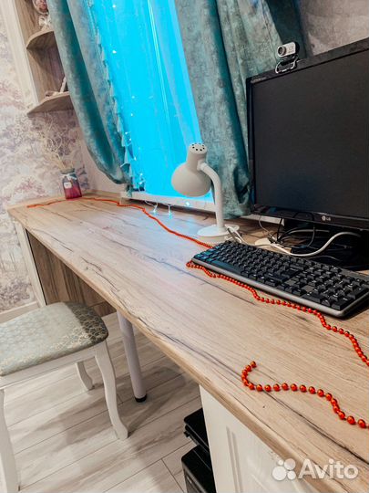 Мебель в детскую, рабочая зона у окна