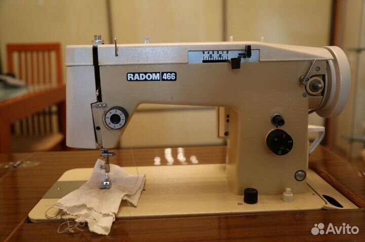 Швейная машинка со складным столом - тумбой