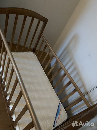 Детская кроватка с продольным маятником