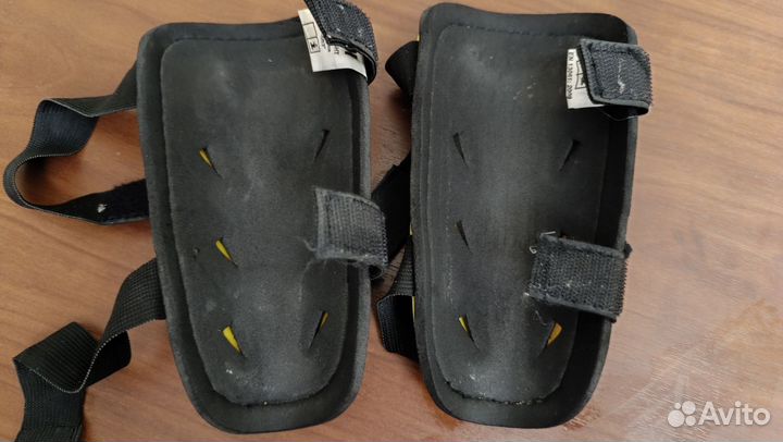 Щитки футбольные детские