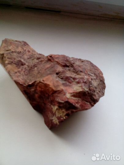 Яшма красная необработанная