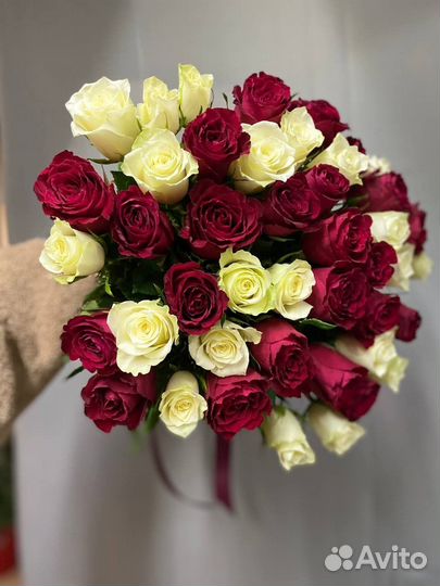 Букет из 45 красных и белых роз 40 см