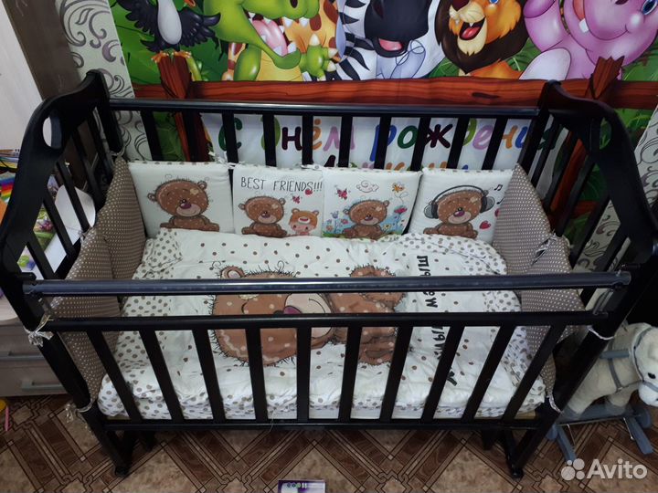 Детская кроватка с маятником