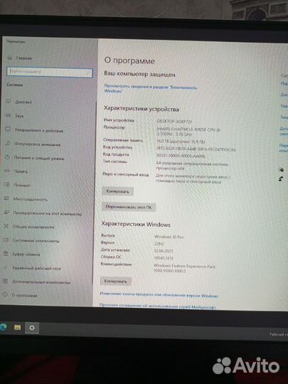 Игровой компьютер с монитором и клавиатурой