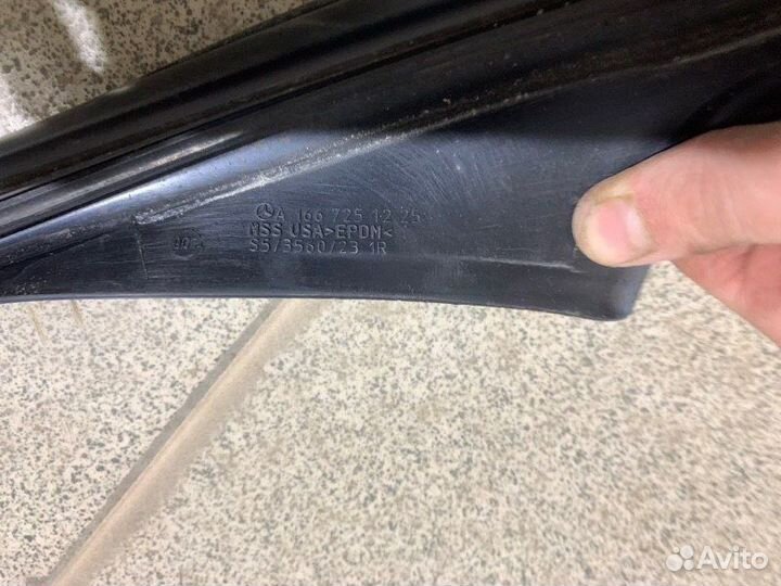 Уплотнитель стекла переднинй правый Mercedes-Benz