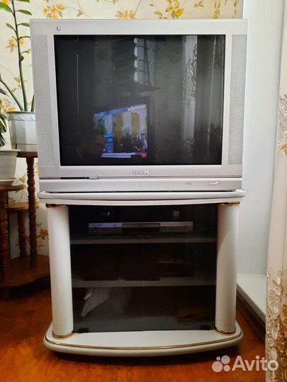 Продаётся телевизор Philips с тумбой