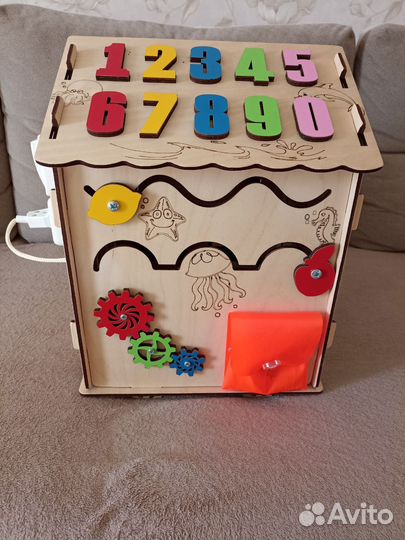 Бизиборд домик