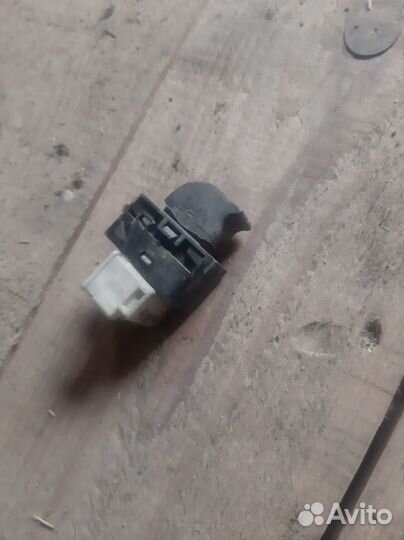 Кнопка стеклоподъёмника на Nissan Primera P 11