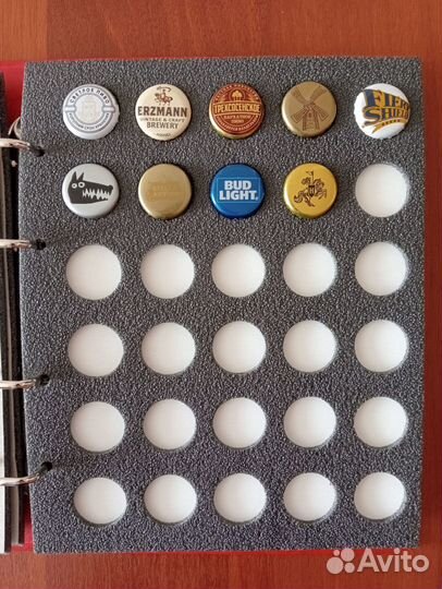 Коллекция пивных кронен-крышек (пробок) в альбоме