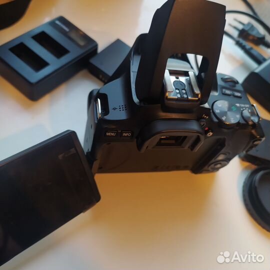 Зеркальный фотоаппарат canon EOS 250d