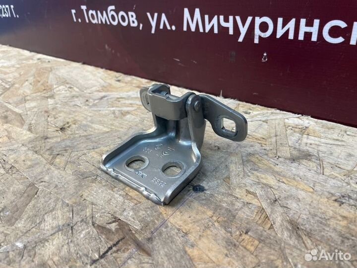 Петля двери задняя левая Renault Sandero Stepway