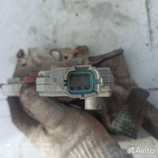 Замок передней правой двири Nissan Primera P11