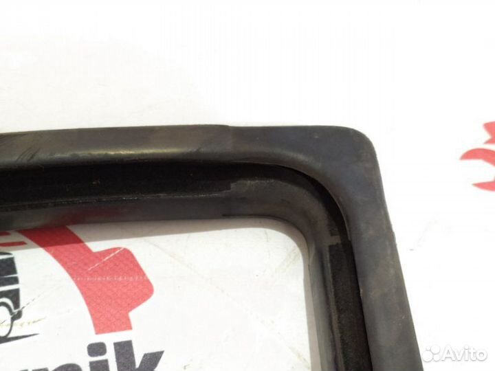 Уплотнительная резинка боковой двери передняя
