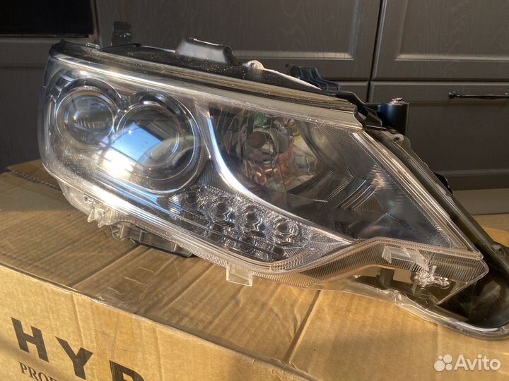Передняя правая фара на Toyota Camry 2017