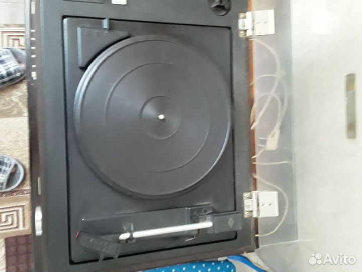 Проигрыватель виниловых пластинок