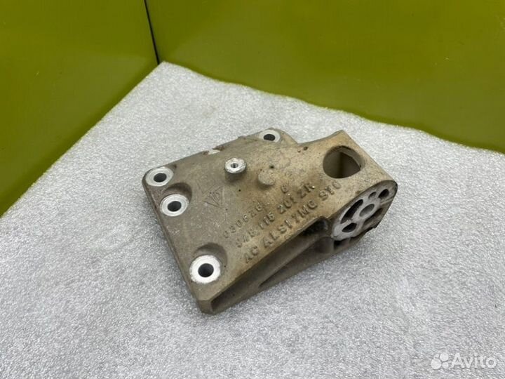 Кронштейн двигателя правый Porsche Cayenne 955