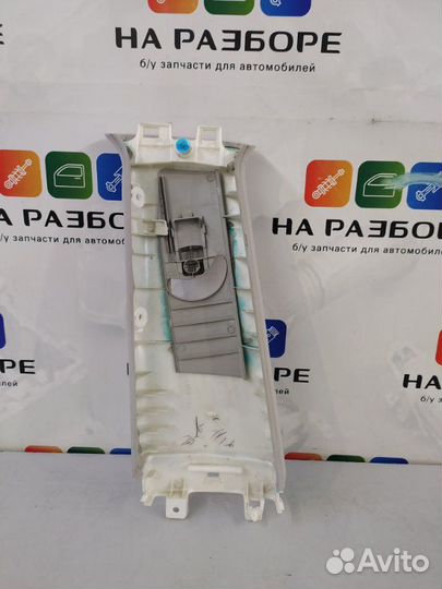 Накладка на стойку внутренняя правая Lexus Lx570 3