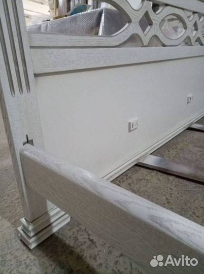 Кровать из дерева
