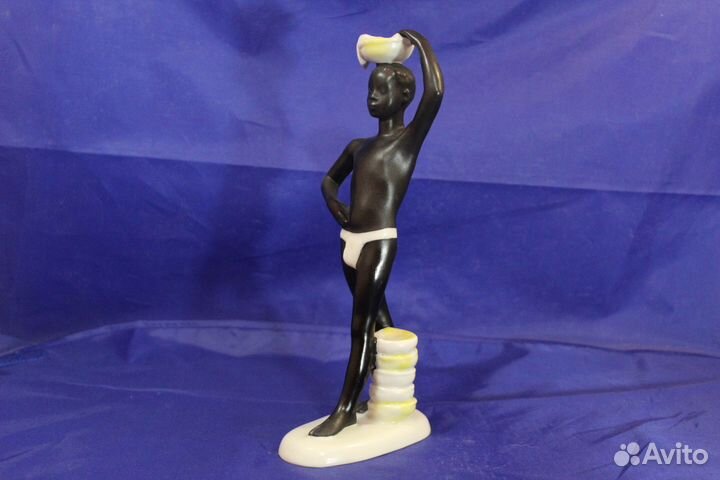 Статуэтка фарфор Африка Негр разносчик с чашей лфз