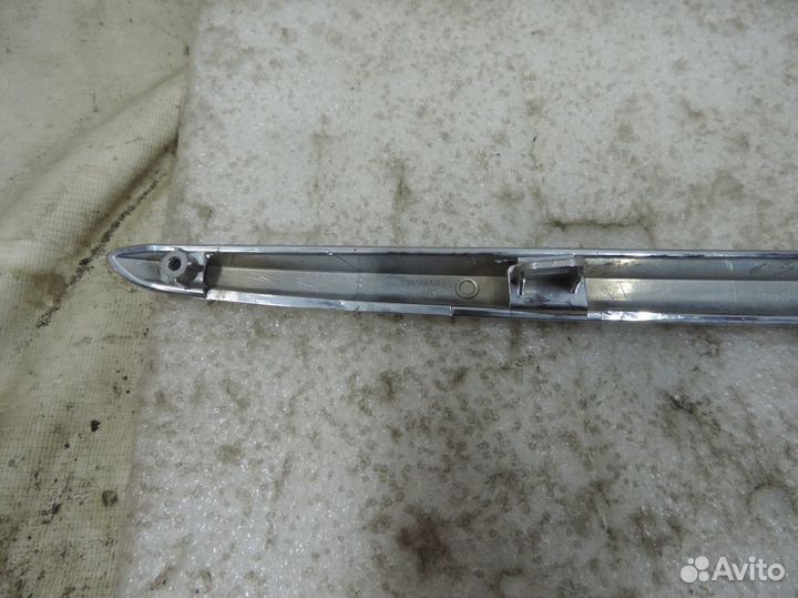 Молдинг решетки радиатора левый Mitsubishi Pajero