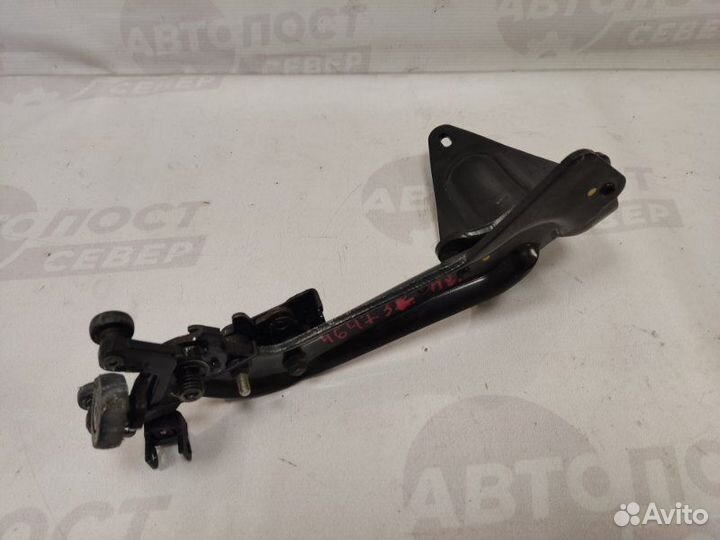 Петля двери нижняя задняя левая Chrysler Voyager