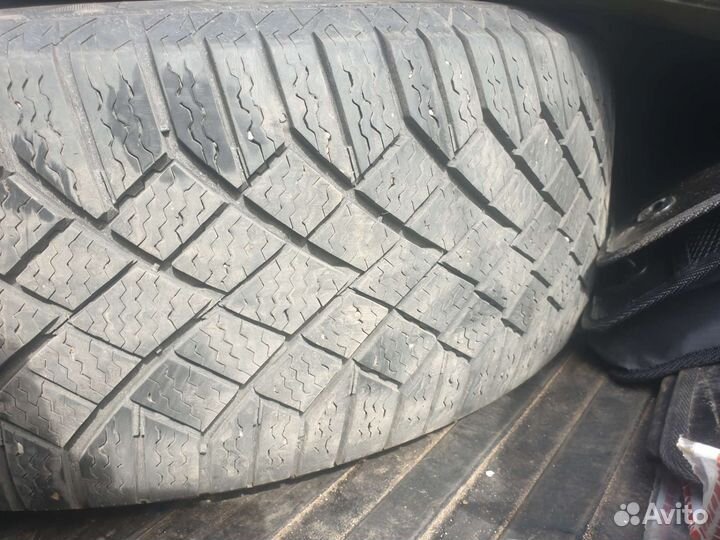 Continental ContiVikingContact 7 215/60 R17