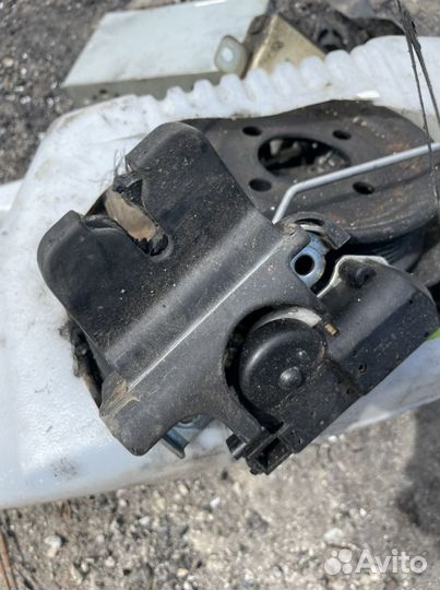 Тойота кроун замок крышки багажника