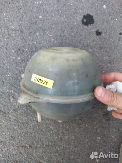 Расширительный бачок Volkswagen Passat B4 1H012140