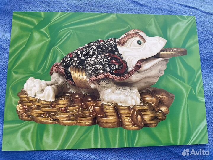 Лягушка на монетах символ денежной удачи