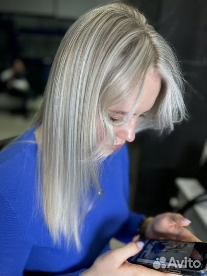 Окрашивание волос.модель.парикмахер колорист