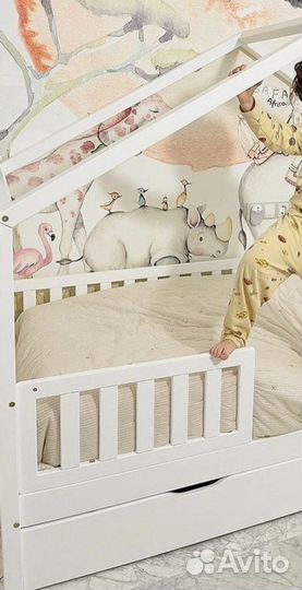 Кровать домик с крышей и трубой в белом цвете