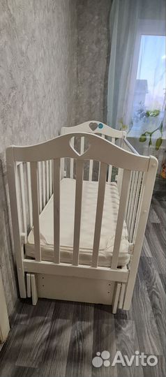 Детская кроватка с маятником и ящиком