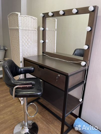 Стол бровиста /визажиста с зеркалом и подсветкой