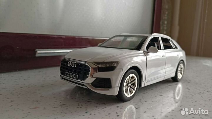 Модель Audi Q 8 1:18