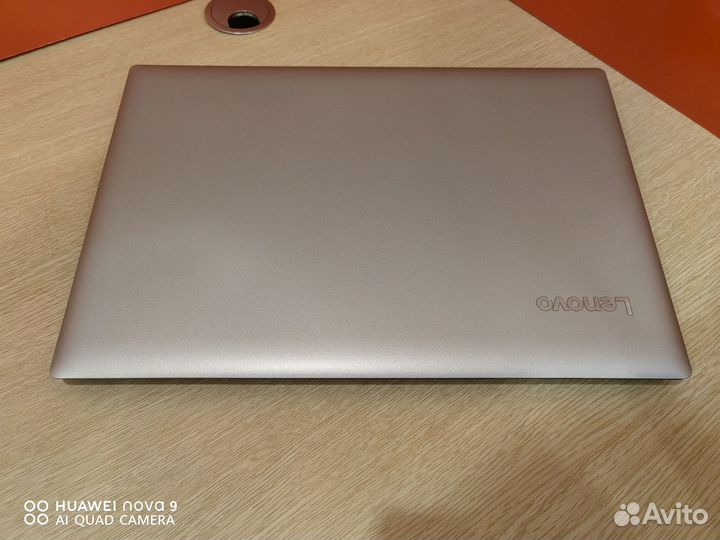 Стильный ноутбук Lenovo Silver