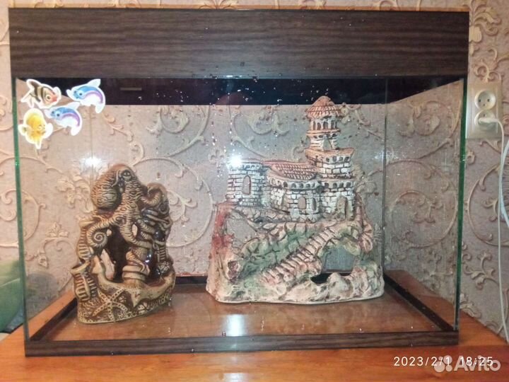 Аквариум 60л 55х27х42 с камнями и игрушками внутри