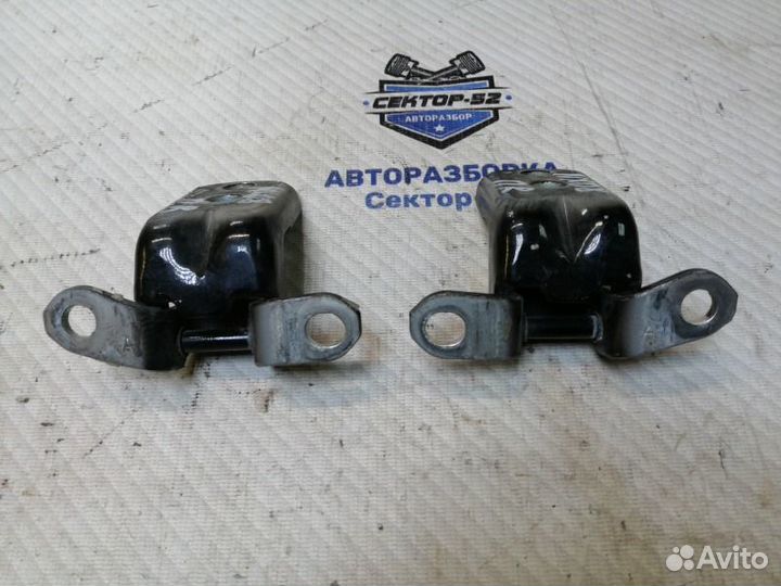 Петля двери передняя правая Nissan X-Trail T31