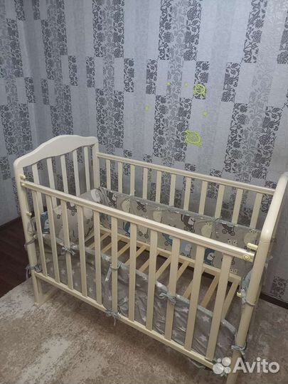 Детская кроватка с маятником
