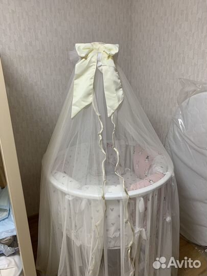 Детская кроватка с маятником белая