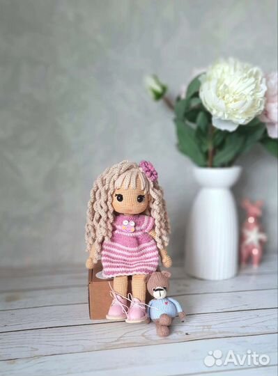 Вязаная кукла ручной работы